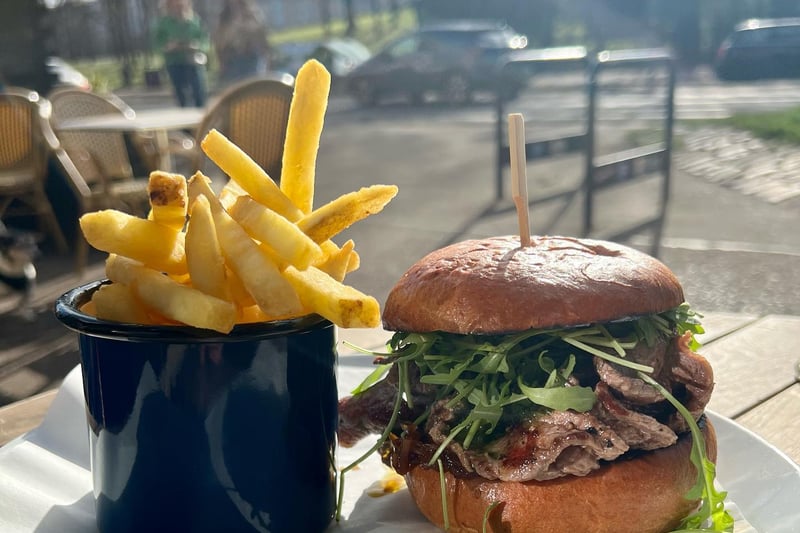The Thornwood is another neighbourhood favourite on our list who offer a varied selection of drinks as well as stunning food. Their burgers and macaroni are utterly superb. 