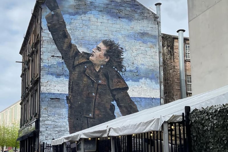 A great outdoor meeting up spot in the city centre, close to the Clyde, you are overlooked by a mural of Billy Connolly by Jack Vettriano. 