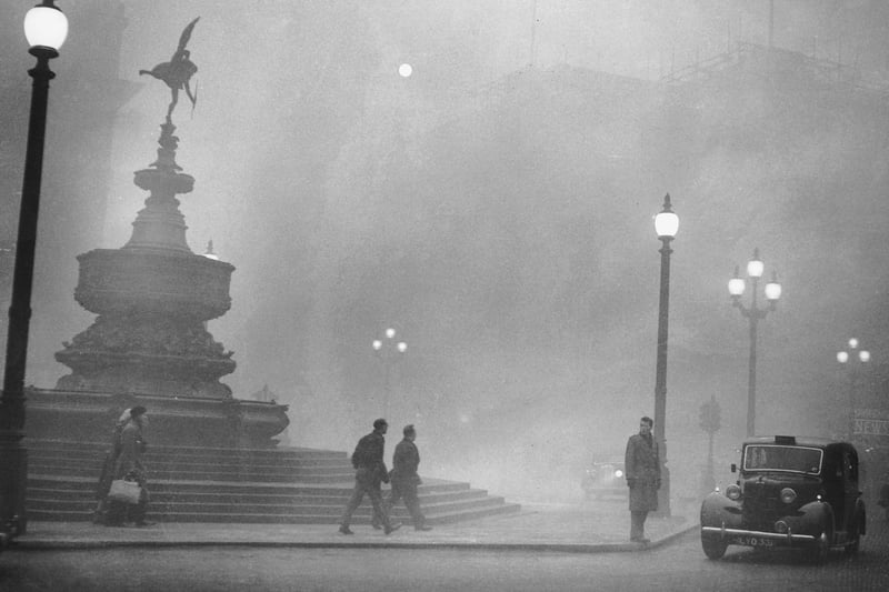 Heavy smog in Piccadilly Circus during the Great Smog of London.