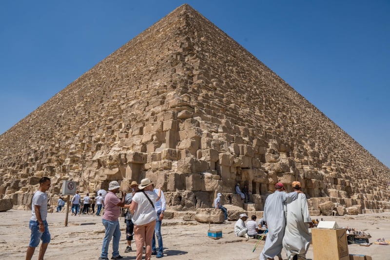 The low angle of this shot of Cheops pyramid in Giza accentuates the grandeur of the ancient building. The people in frame all appear beneath the lower horizontal grid line, to better contrast their smallness. 