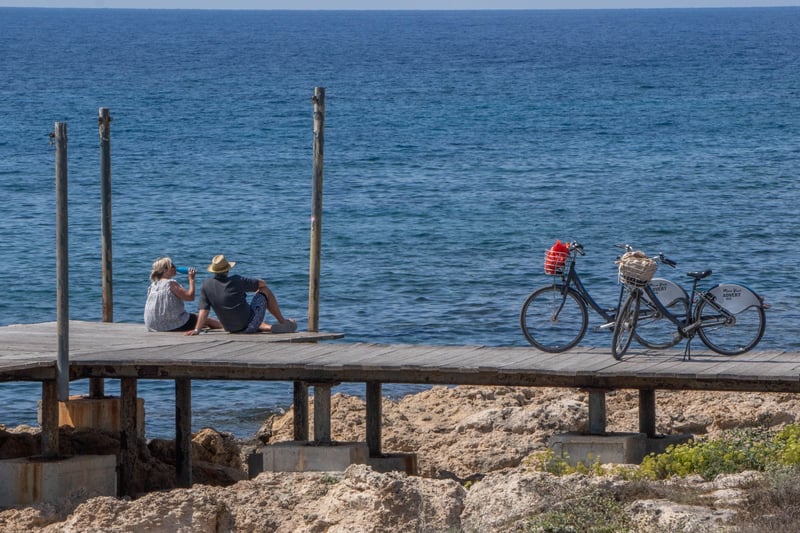 Here, the placement of the horizon - high atop nine-grid line - helps emphasise the expanse of the sea. The people and their bikes are pleasingly balanced on opposite sides of the frame, to lend the image symmetry. 