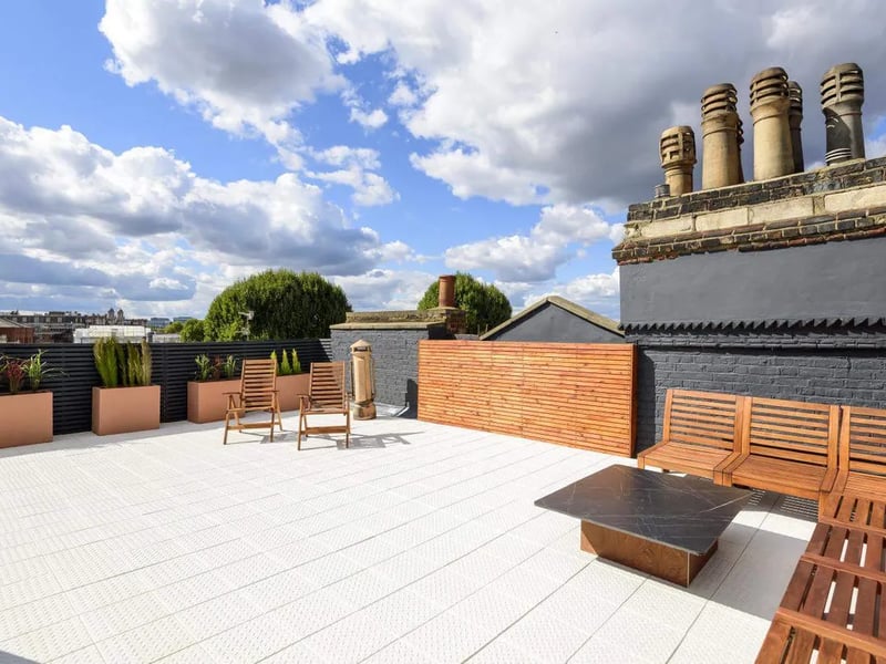 Two-bed apartment, Holland Park, London, £1,000,000