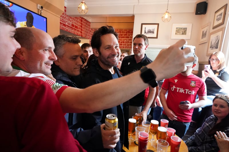 Paul Rudd stopped for drinks and posed for photos with fans in the pub