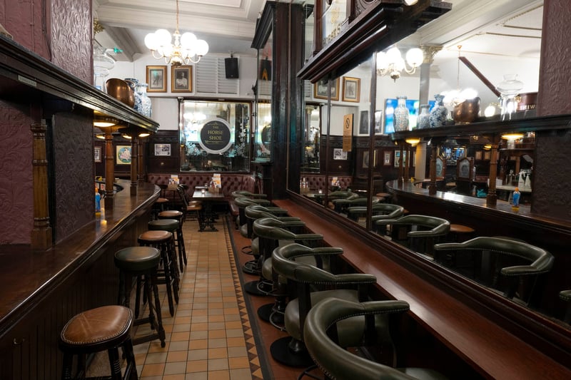 One of the finest examples of an island bar open-plan pub in Scotland. It has the longest continuous bar in the UK, measuring 32m (104ft 3in). Built in 1870 and remodelled in 1885–7 by John Scouller and again in 1901, when the partitions between sitting rooms and the bar were removed