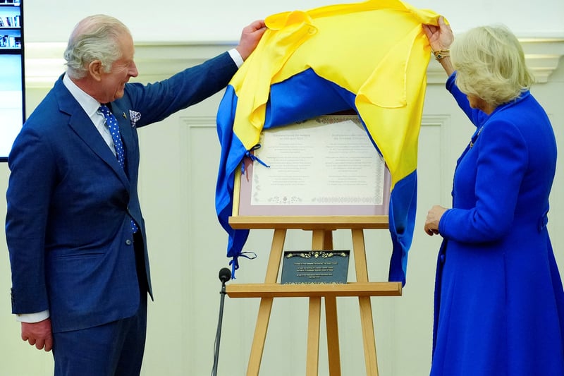 Charles and Camilla unveil a Ukrainian plaque.