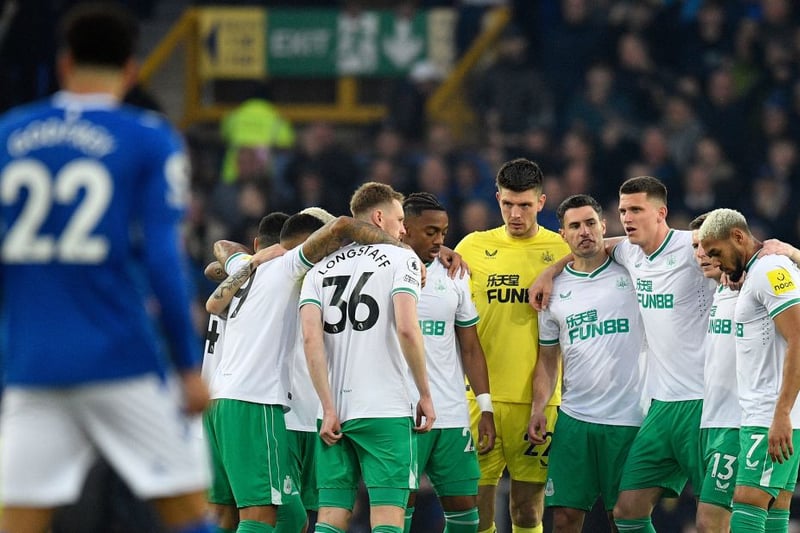 Newcastle players huddle ahead of kick off in the English Premier League football match between Everton and Newcastle United at Goodison Park in Liverpool, north-west England on April 27, 2023. (Photo by Oli SCARFF / AFP) 