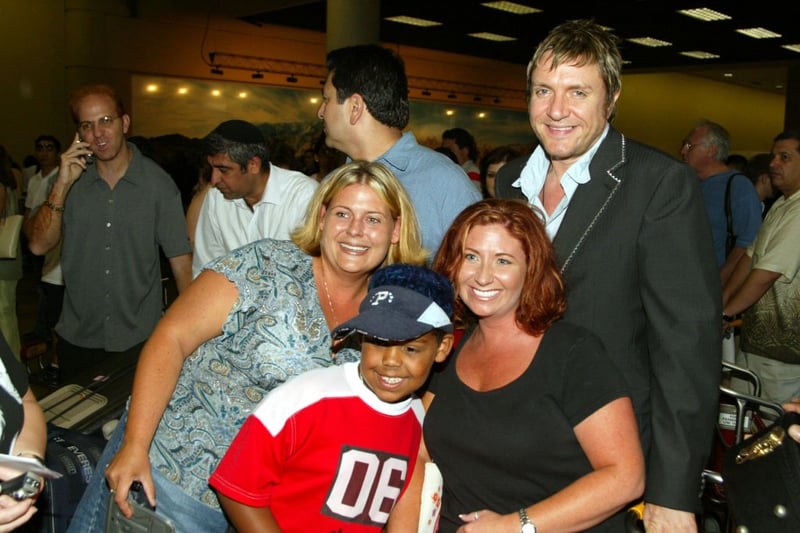Frontman Simon poses with his fans at Los Angeles International airport after arriving from Japan on July 13, 2003 in Los Angeles, California.  (Photo by Frazer Harrison/Getty Images) 