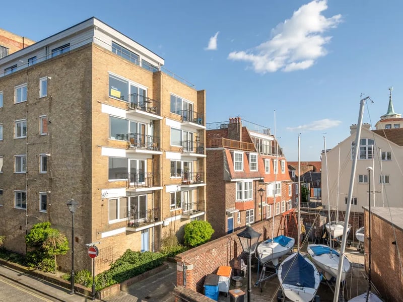 This apartment is in a popular location