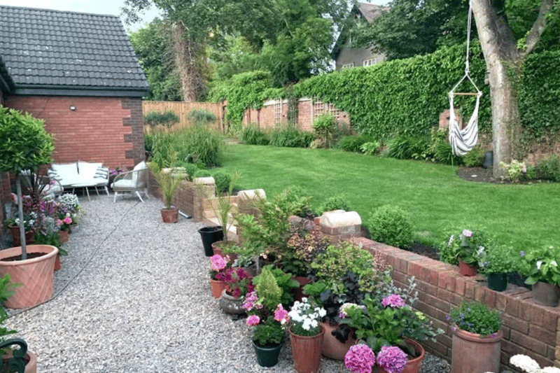 Another view of the pretty back garden