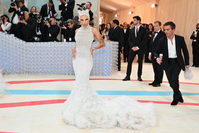 Rapper and singer Doja Cat is known for gracing red carpet events in some show-stopping outfits, and her attendance at the Met Gala in 2023 was no different. She dressed as Karl Lagerfeld’s beloved cat Choupette in a Oscar de La Renta hand-beaded gown featuring feathers and a hood with a pair of cat ears. She even wore a face prosthetic to make her face look like a cat.