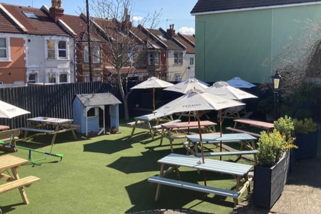 Popular with Bristol Rovers fans before games at the Memorial Stadium, The Royal Oaks has also gained a strong reputation for its family-friendly garden which has a playhouse for kids.