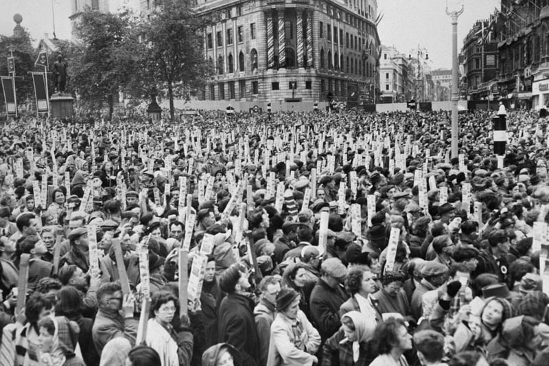 A large crowd is gathered on Trafalgar Square on June 2, 1953. (Photo by INTERCONTINENTALE/AFP via Getty Images)