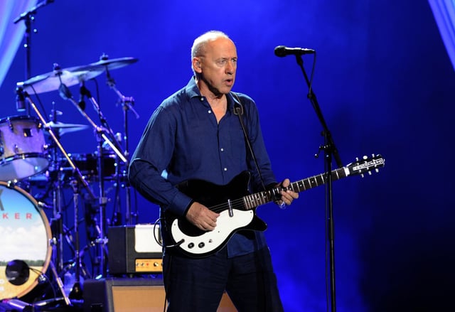 Dire Straits lead guitarist Mark Knopfler was born in Glasgow and attended Bearsden Primary School for two years before his family moved to Blyth. 
