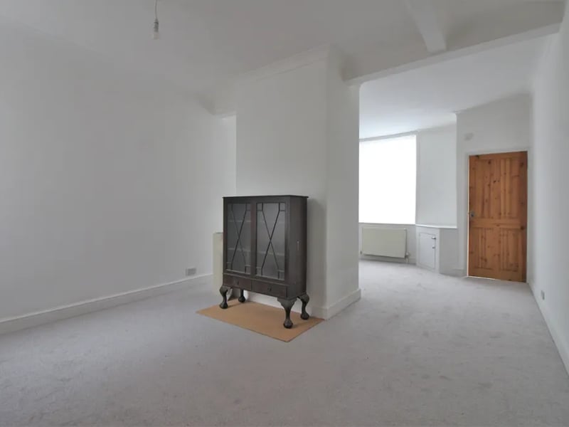 The large reception room is separated by a pillar