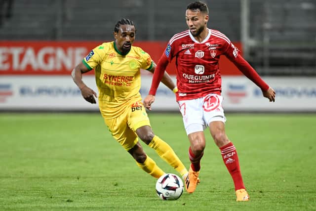 Brest's Algerian midfielder Haris Belkebla (R) fights for the ball with Nantes' Congolese midfielder Samuel Moutoussamy 