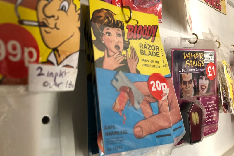 Put this old-school joke shop ‘bloody’ razor blade around your finger and work colleagues and friends will soon be reaching for the First Aid kit.