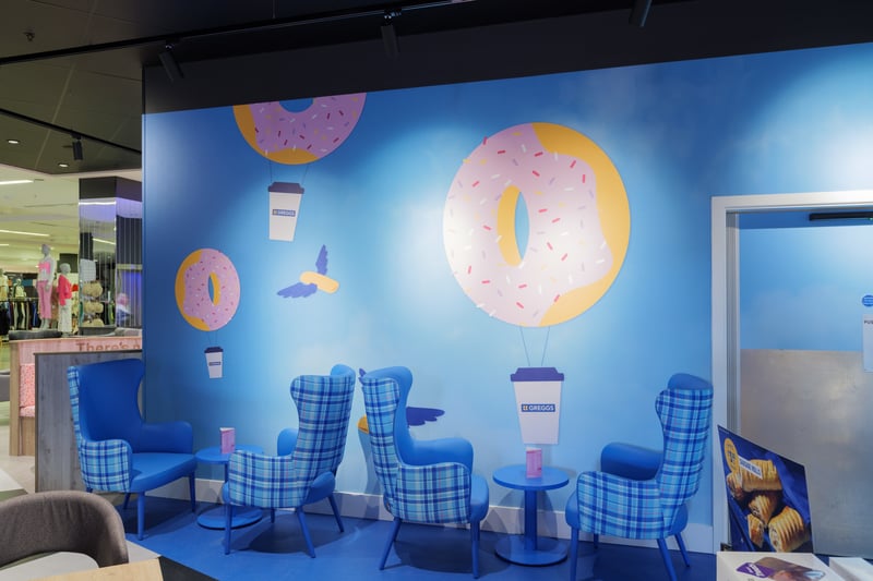 Inspired by the city’s annual International Balloon Fiesta, a doughnut and coffee air balloon feature on the wall