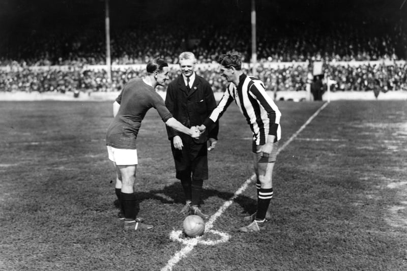 Newcastle United captain William ‘Bill’ McCracken shakes hands with Arsenal captain Joe Shaw.