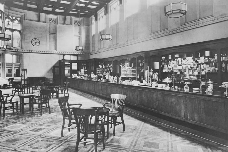 So much to choose from behind the counter at the refreshment room at Temple Meads in the 1930s. Today, passengers have Hart’s Bakery, M&S, Starbucks and Upper Crust to choose from.