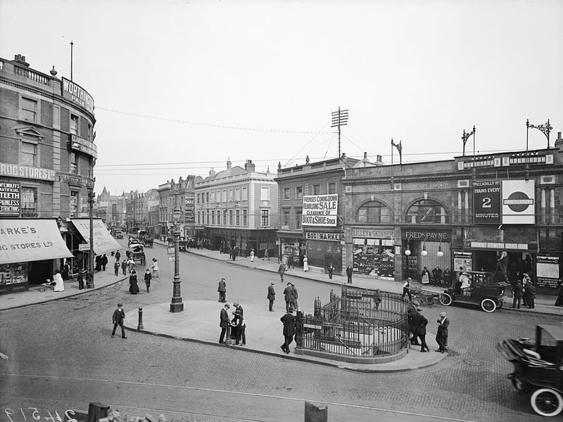 Opening as an extension to the Metropolitan Railway in 1864 with both the Metropolitan Railway and Great Western Railway (GWR) operating services across the line, the Hammersmith and City line provides a vital connection between the east and west of London.