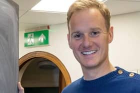 Channel 5 newsreader Dan Walker has commended an amputee for walking 100 miles for charity.