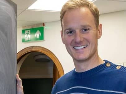 Channel 5 newsreader Dan Walker has commended an amputee for walking 100 miles for charity.