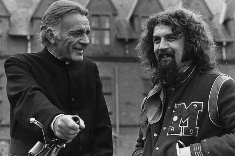 Welsh actor Richard Burton with Scottish comedian Billy Connolly on the set of the film ‘Absolution’.  