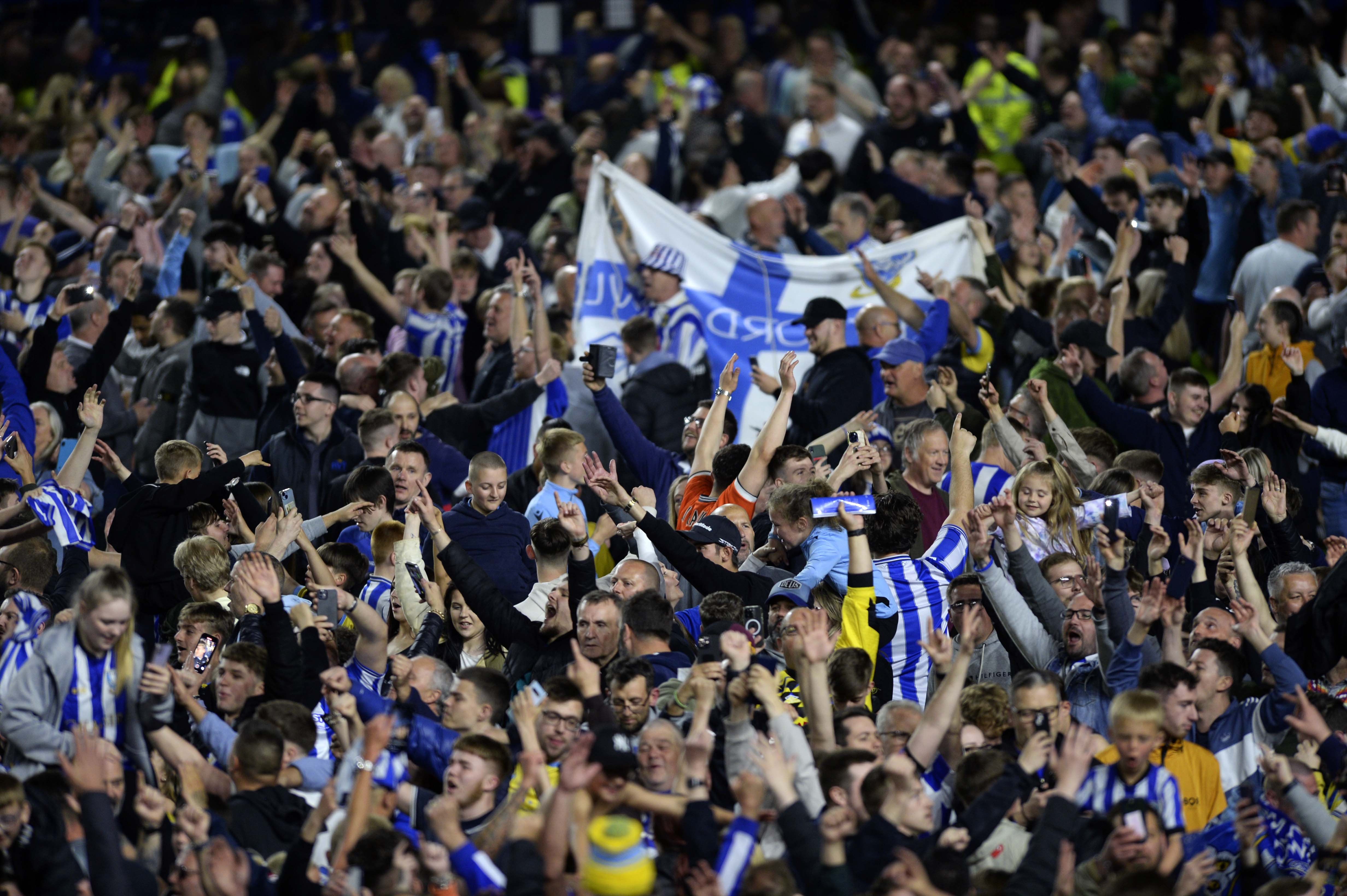 46 more incredible pictures of Owls fans and players after stunning ...