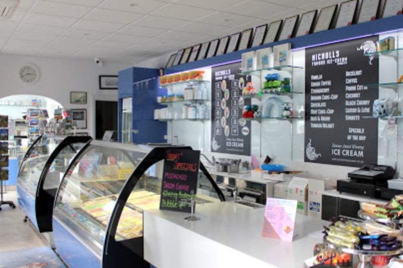 Nicholls of Parkgate, Neston, has 4.6⭐ out of 5⭐ on Google and over 1,400 reviews. The ice cream shop is incredibly popular with locals and a must-visit during the summer months. 💬 One reviewer said: “Every tourist of the area MUST go here! There are so many delicious ice cream flavours to choose from (I had fudge caramel and cinder toffee) and you can go all year round! Also you can sit outside and look at the Marsh whilst you eat your ice cream, a lovely visit!”