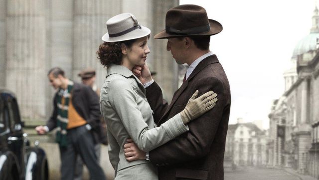 The exterior of Glasgow City Chambers was turned into a 1940s set to film Frank’s spontaneous proposal to Claire.
