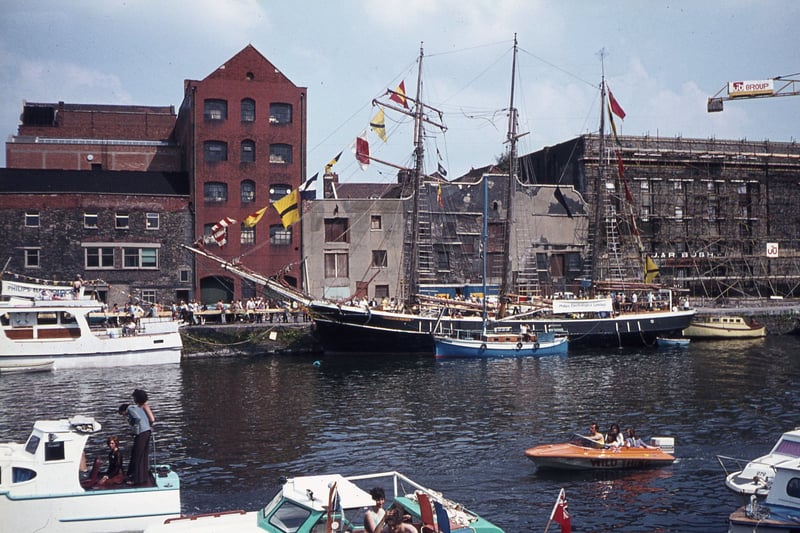 In June 1974, Narrow Quay still had a number of dilapidated old buildings next to the Arnolfini.
