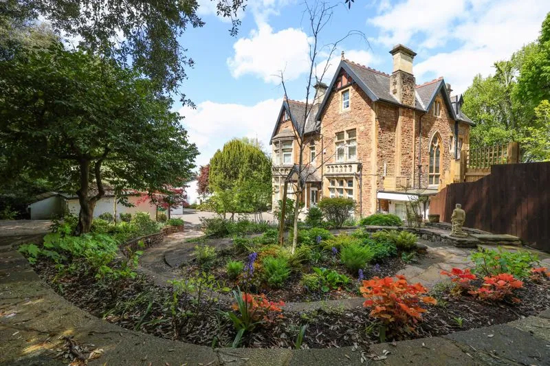 On the market for £1,650,000 is this “rather grand” family home set in secluded grounds on one of Bristol’s premier residential roads in Sneyd Park. Let’s take a look inside.
