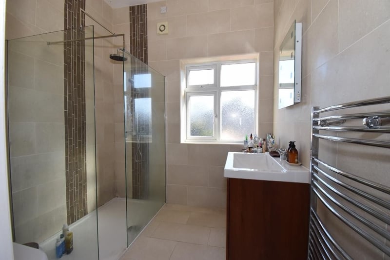 The main bedroom comes with it’s own en-suite bathroom that has a large walk-in shower