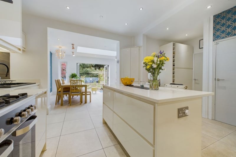 The kitche is modern and open plan, leading to a gorgeous dining and family area