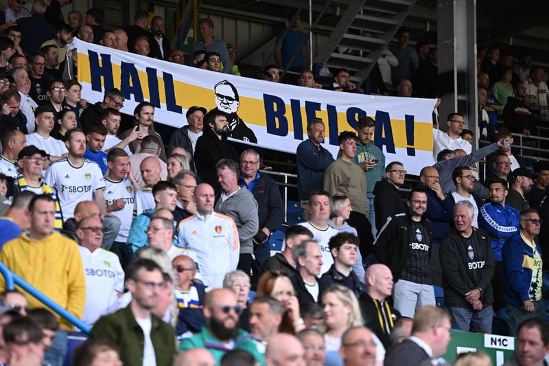 Leeds fans in front of a Marcelo Bielsa baner