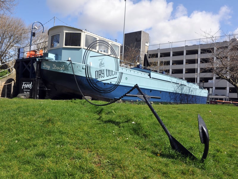 A real Leeds landmark, Dry Dock lets its guests enjoy a drink on the deck as well as on the surrounding lawn.