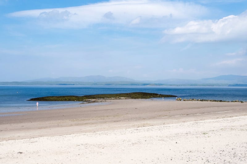 Ganavan is a small settlement on the west coast of Scotland, roughly two and a half kilometres north of Oban. Here, you’ll discover the beautiful Ganavan Beach (or Ganavan Sands). The rural beach offers gorgeous coastal views and, at low tide, a rich selection of rock pools.