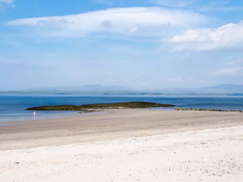 Ganavan is a small settlement on the west coast of Scotland, roughly two and a half kilometres north of Oban. Here, you’ll discover the beautiful Ganavan Beach (or Ganavan Sands). The rural beach offers gorgeous coastal views and, at low tide, a rich selection of rock pools.