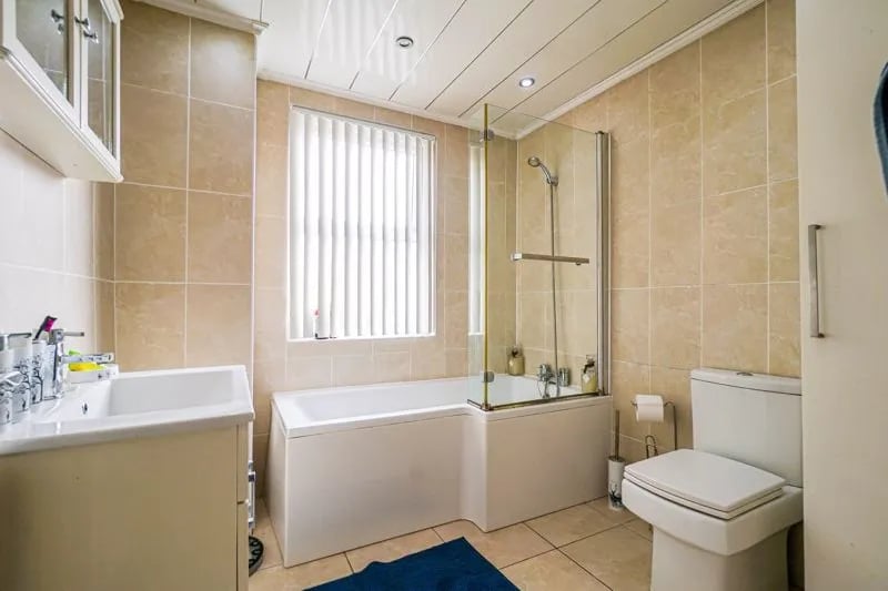 On the first floor you’ll also find this modern family bathroom.