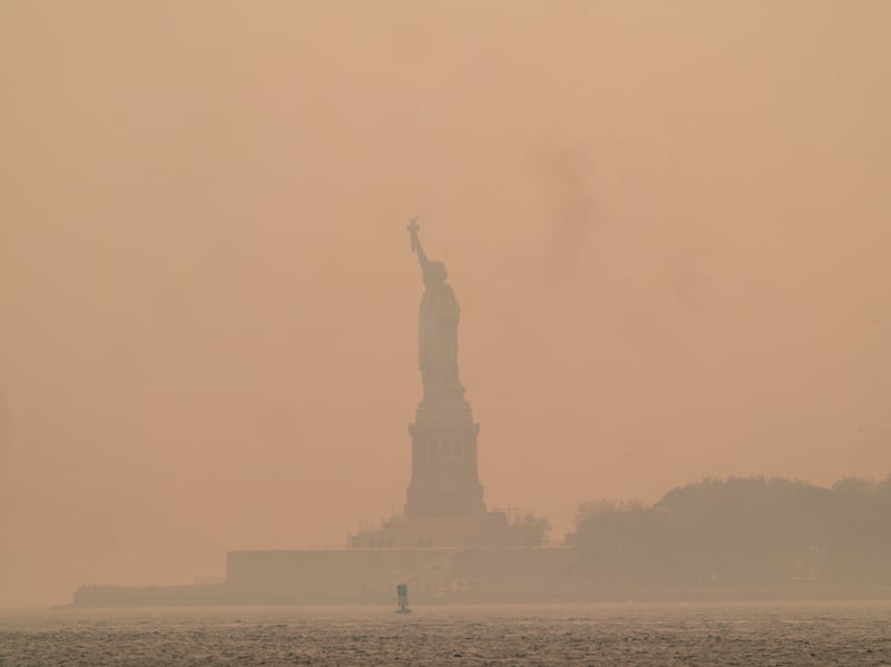 The smoky haze even enveloped the famous landmark the Statue of Liberty in Upper Bay. (Photo by David Dee Delgado/Getty Images)