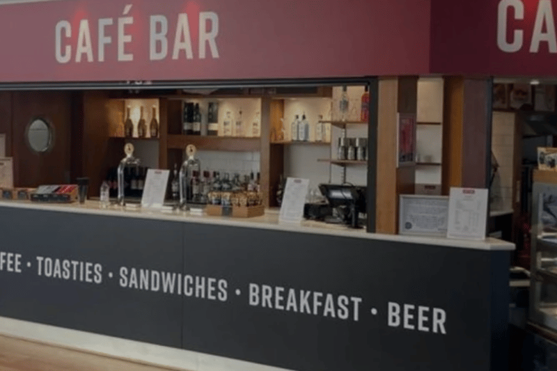In a rush? Grab a ready-made sandwich or baguette from the Café Bar at the Central Pier. You could even nab a quick pint of Moretti while you’re at it and avoid the queues at the airport pubs!