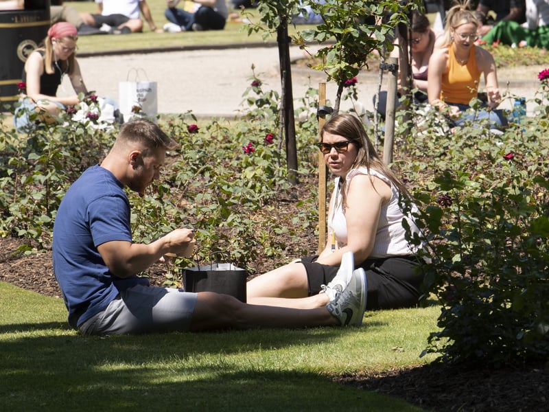 The warm weather is set to continue throughout the rest of the week, with some clouds appearing on the sky on Saturday.
