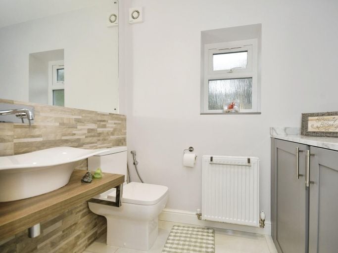 The downstairs wc has a very modern finish.