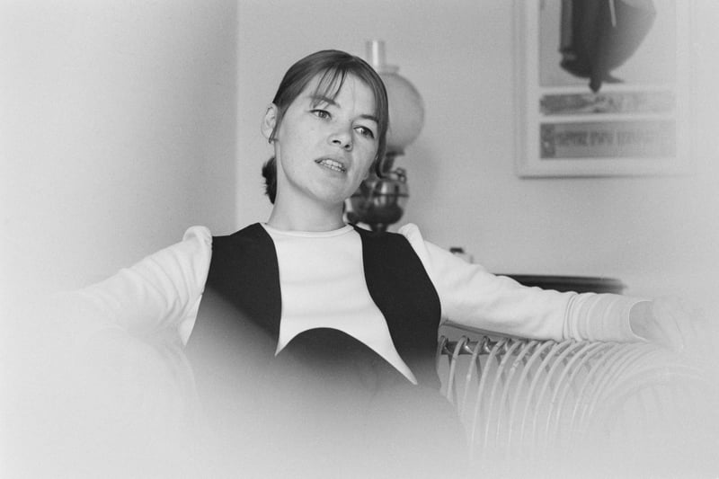 Glenda Jackson in conversationin 1969. (Photo by Evening Standard/Hulton Archive/Getty Images)