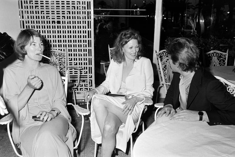 Glenda Jackson with Faye Dunaway and Helmut Berger during the Cannes Film Festival. (Photo by AFP via Getty Images)