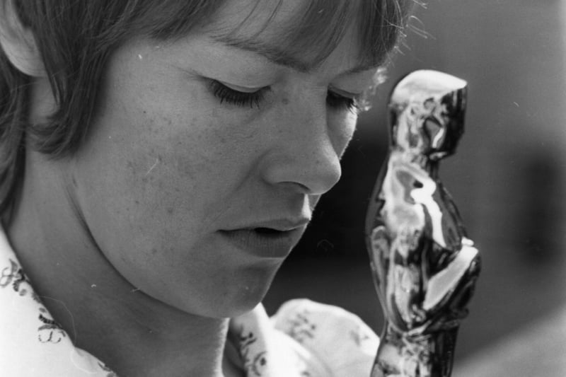 Glenda Jackson with the Oscar she won for Women In Love.  (Photo by Jack Kay/Express/Getty Images)