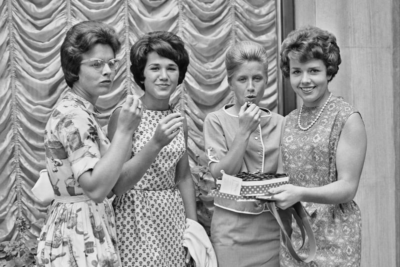 American tennis players (left to right) Billie Jean Moffitt (later King), Jane Albert, Sue or Susan Behlmar and Carole Caldwell (later Caldwell Graebner) share a box of chocolates at Wimbledon in June 1963.  (Photo by Evening Standard/Hulton Archive/Getty Images)
