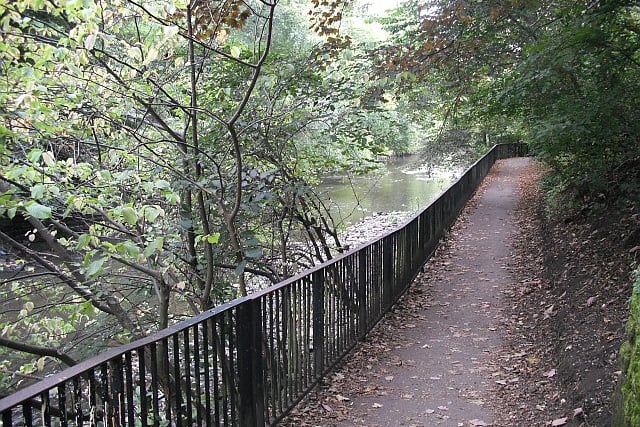 Kelvin Walkway is a well-trodden path that connects Kelvingrove Park to the Botanic Gardens and is a particular favourite during the autumn as you see the trees which line the River Kelvin begin to evolve. 