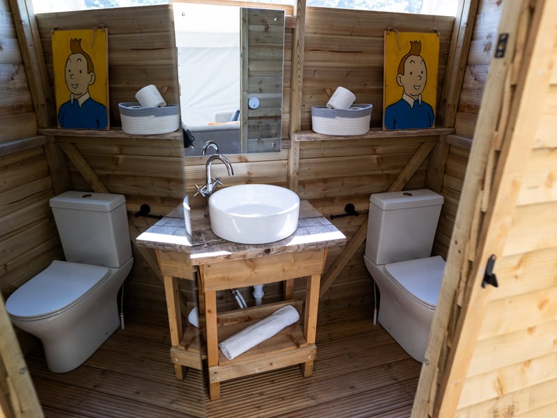 The pop-up hotel is equipped with toilets and sinks... not like the one’s inside the festival
