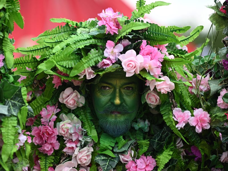 A performer entertains festivalgoers in the circus field on day 3 of the Glastonbury festival. (Photo by OLI SCARFF/AFP via Getty Images)